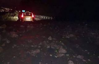 Artvin’de heyelan nedeniyle karayolu trafiğe kapandı