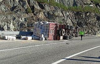 Artvin’de saman yüklü tır devrildi: 1 yaralı