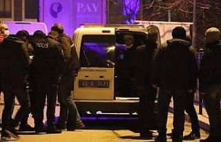 Atatürk büstü ve Türk bayrağına zarar vermeye...