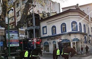 Atlı polisler kısıtlamaya uymayanların peşinde