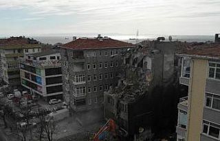 Avcılar’da E-5 kenarında en dikkat çeken binaydı,...