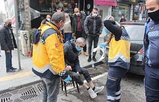 Ayağının üzerinden otomobil geçen yaya yaralandı