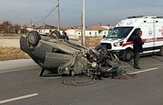 Aydınlatma direğine çarparak takla atan otomobilde...