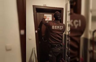 Ayvalık’ta karantina altına alınan evlerin kapılarına...