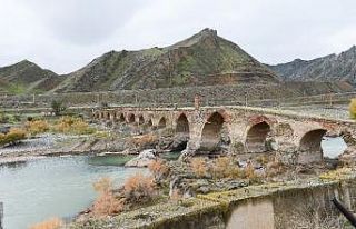 Azerbaycan bayrağı dikilen tarihi Hudaferin Köprüsü...