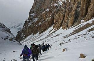 Azerbaycanlı ve Türk dağcılar “Haydar Zirvesi”...