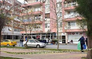 Babasını sokak ortasında sopayla öldürdü