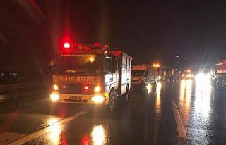 Bağcılar’da tır çekicisi devrildi: 1 yaralı
