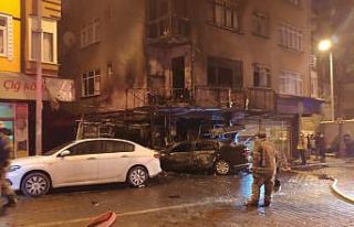 Bahçelievler’de dükkana giren otomobil alev topuna...
