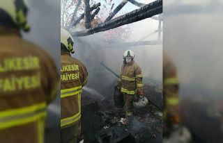 Balıkesir’de depo yangını