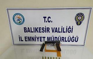 Balıkesir’de polis 12 aranan şahsı yakaladı