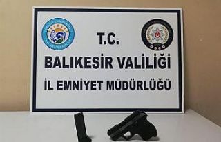 Balıkesir’de polis 20 aranan şahsı yakalarken,...