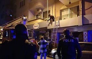 Balkonda mahsur kalan kedinin yardımına itfaiye...