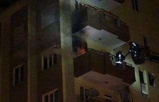 Balkonda yanan odun ve kömürler mahalleliyi sokağa...