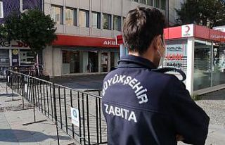 Bankların şeritlerle kapatıldığı o caddeye giriş...