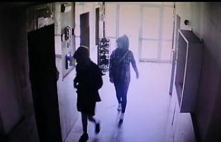 Banyo lifi satma bahanesiyle girdikleri apartmanlarda...