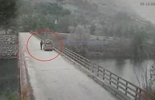 Baraj gölünde kaybolan kadının atlama anı kameraya...