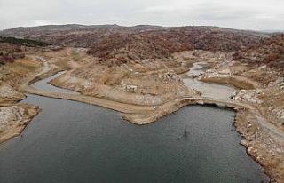 Baraj suları çekildi, tarihi Çağlayan Köprüsü...