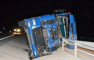 Bariyerler devrilen tırın kabinine ok gibi saplandı:...