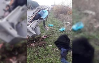 Bariyerlere çarpan motosiklet sürücüsü hayatını...