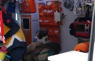 Bariyerlere çarpan otomobilin sürücüsü yaralandı