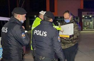 Basın mensuplarından uygulama yapan polislere jest