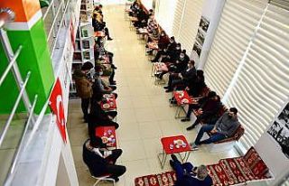 Başkan Çınar, millet kıraathanesinde gençlerle...