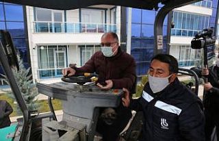 Başkan finişerin direksiyonuna geçti, asfalt döktü