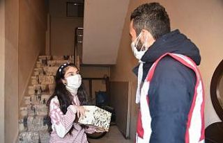Başkan Hürriyet’ten özel çocuklara pasta sürprizi
