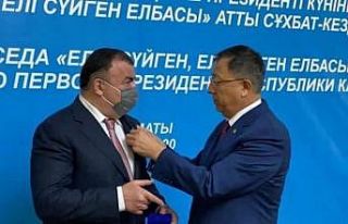 Başkan Kassanov’a milli birliğe destek madalyası