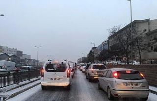 Başkent güne kar ile uyandı