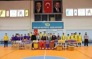 Basketbol takımlarına malzeme desteği