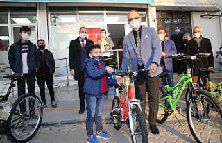 Batman Belediyesinden şehit çocuklarına bisiklet...