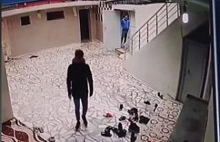 Batman’da camideki ayakkabı hırsızlığı kamerada
