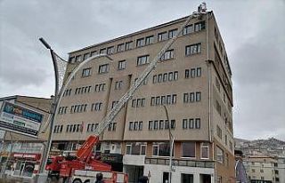 Bayburt Belediye binasının çatısı kar, buz eritme...