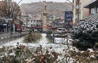 Bayburt merkeze mevsimin ilk karı yağdı
