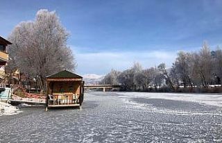 Bayburt’ta Çoruh nehri buz tuttu