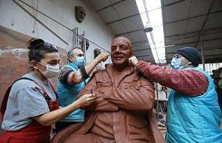 Bekir Coşkun’un ilk heykeli Buca’ya