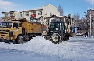 Belediye ekipleri kar temizliğine başladı