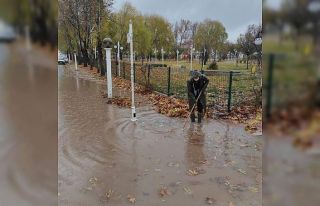 Belediye ekipleri mazgalları temizliyor