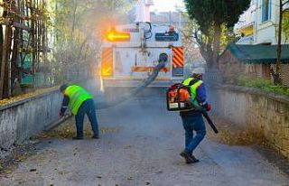 Belediye temizlik ekiplerinin yaprak mesaisi başladı