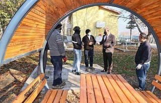 Belediyenin atölyesinde üretilen bank ve kameriyeler...