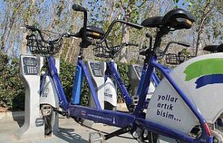 Belediyenin bisikletlerine kilidini ve şasesini kırarak...