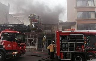 Beyoğlu’nda vatandaşlar sosyal mesafeyi unutup...