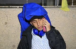 Bıçaklanan genç, cep telefonuyla ailesini arayıp...