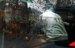 Bıçaklanarak yaralandı, polis karakolu önünde...