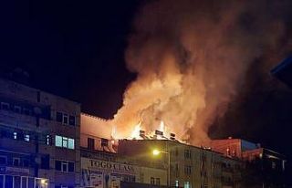 Bingöl’de 4 katlı binanın çatısı alev alev...