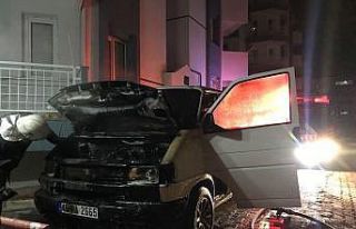 Bir gün önce tamir ettirdiği kamyoneti yandı