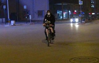 Bisikletin önünde çocuğunu götürürken yakalandı,...