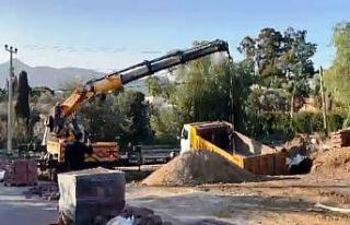 Bodrum’da yol çöktü, kamyon içine düştü